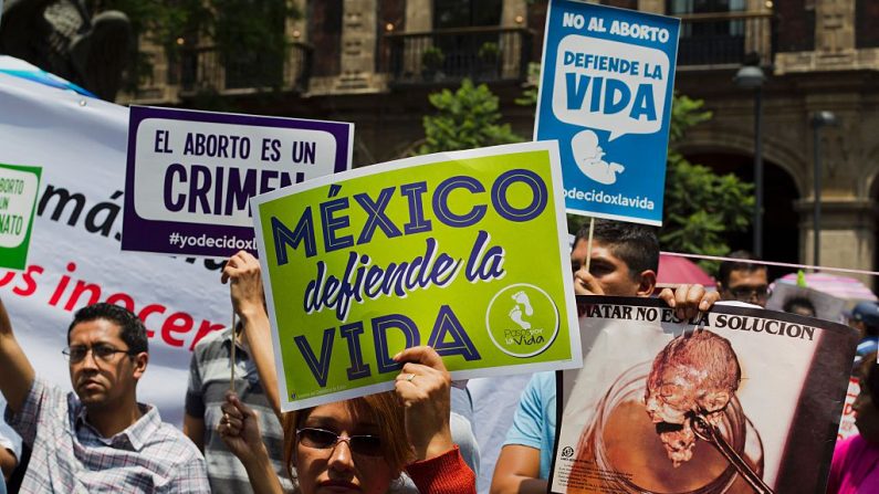 Imagen de archivo. Mexicanos protestan en junio de 2016 mientras la Corte Suprema debate si declarar inconstitucionales ciertos puntos de una ley de aborto que abría un vacío para su despenalización gradual en todo el país. La Corte Suprema de México debatía si despenalizar el aborto, actualmente solo autorizado en la Ciudad de México antes de las 12 semanas de gestación. (HECTOR GUERRERO / AFP / Getty Images)