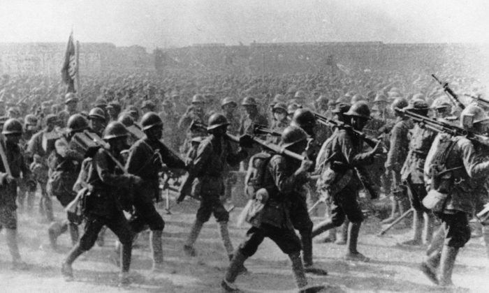 Tropas comunistas del Ejército Rojo Chino en marcha durante el asalto a Shanghai al final de la Guerra Civil China, 21 de mayo de 1949. (Keystone/Hulton Archive/Getty Images)