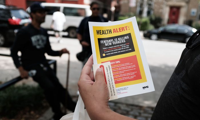 Un usuario de heroína lee una alerta sobre el fentanilo en la ciudad de Nueva York, el 8 de agosto de 2017. (Spencer Platt/Getty Images)