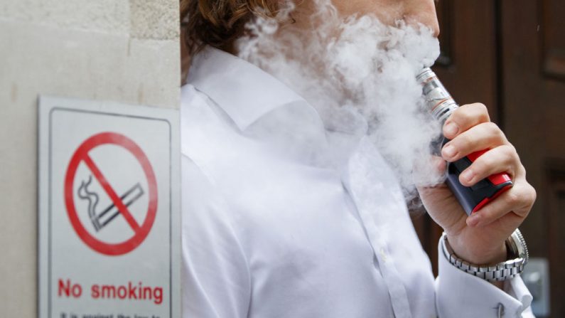 Un fumador envuelto en los vapores mientras fuma un cigarrillo electrónico durante el almuerzo en el centro de Londres el 9 de agosto de 2017.  (TOLGA AKMEN/AFP/Getty Images)