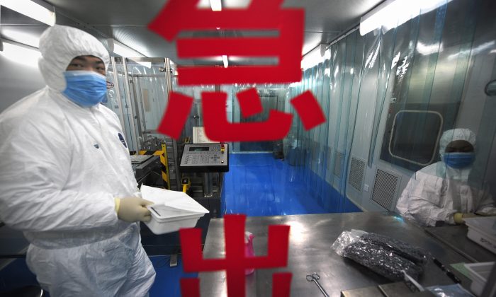 Técnicos de laboratorio trabajan en la empresa china de biotecnología Sinovac en Beijing, el 24 de agosto de 2009. (Peter Parks/AFP/Getty Images)