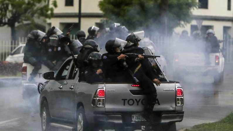 La policía contra los estudiantes de ingeniería que protestaban en Managua (Nicaragua) el 28 de mayo de 2018. (Inti Ocon/AFP/Getty Images)