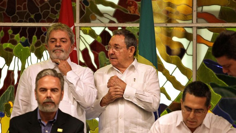 O ex-presidente brasileiro Luiz Inácio Lula da Silva (à esquerda) e o líder comunista cubano Raúl Castro (à direita) com o vice-ministro das Relações Exteriores do Brasil Antonio Patriota (à esquerda) e seu homólogo cubano Marcelino Medina em Havana, em 24 de fevereiro 2010 (ENRIQUE DE LA OSA / AFP / Getty Images)
