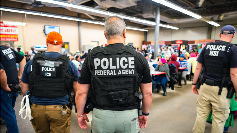 ICE arresta a presuntos trabajadores inmigrantes ilegales durante una operación en el lugar de trabajo en una planta procesadora de carne en Canton, Miss., el 7 de agosto de 2019. (ICE)