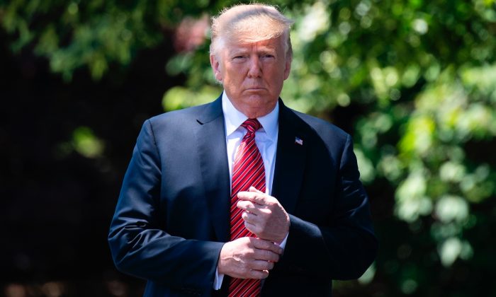 El presidente Donald Trump sale caminando de la Oficina Oval para hablar con los periodistas en la Casa Blanca el 11 de junio de 2019. (Jim Watson/AFP/Getty Images)