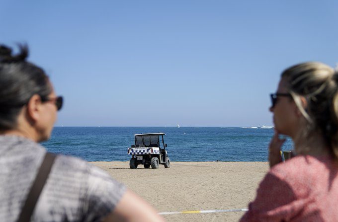 Las autoridades españolas cierran playa de San Sebastian el 25 de agosto por la presencia de un artefacto explosivo. (Ayuntamiento de Barcelona)