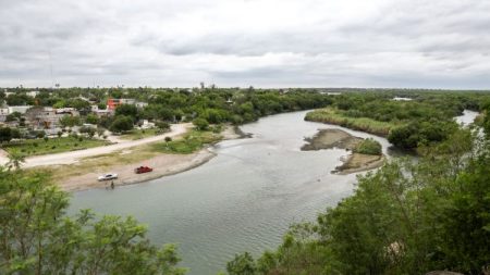 Proyecto privado construye su segundo tramo de muro fronterizo a lo largo del Río Grande