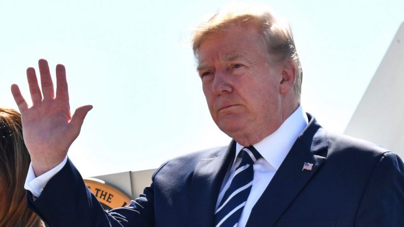 Donald Trump desembarcan de un avión al aterrizar en el Aeropuerto Vasco Biarritz Pays en Biarritz, suroeste de Francia, el primer día de la Cumbre anual del G7 el 24 de agosto de 2019. (Nicholas Kamm/AFP/Getty Images)