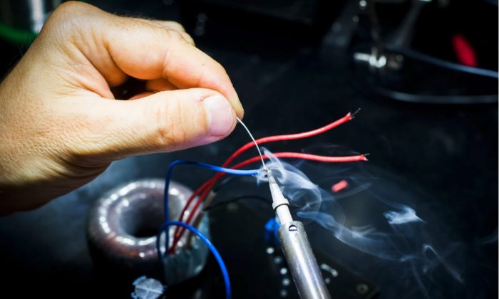 Imagen de archivo de una persona soldando componentes eléctricos.   (Blaz Erzetic/Unsplash)