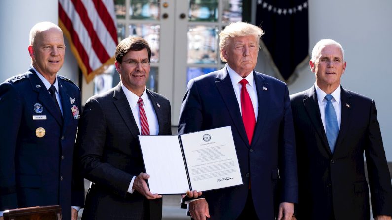 El Presidente de EE.UU. Donald J. Trump (2-der), el Vicepresidente de EE.UU. Mike Pence (der), el Comandante del Comando Espacial de EE.UU., el General de la Fuerza Aérea de EE.UU. John Raymond (izq) y el Secretario de Defensa Mark Esper (2-izq) posan juntos después de la firma de un memorando por el que se establece el Comando Espacial de los Estados Unidos en el Jardín de Rosas de la Casa Blanca, en Washington, D.C., el 29 de agosto de 2019. EFE/EPA/MICHAEL REYNOLDS
