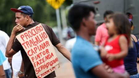 Emissão de carteiras de trabalho a refugiados venezuelanos chega a quase 70% em 2018