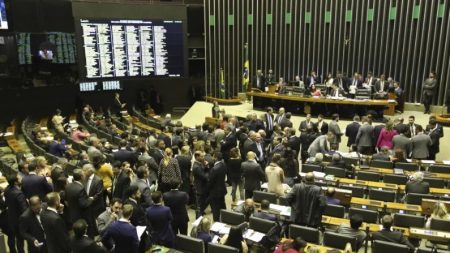 Congresso derruba veto de Bolsonaro e aprova “censura” para as redes sociais