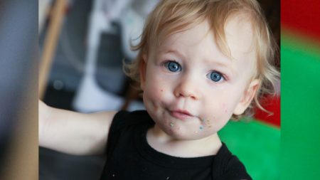 La adorable indignación de un niño porque su madre se fue a trabajar sin darle un beso