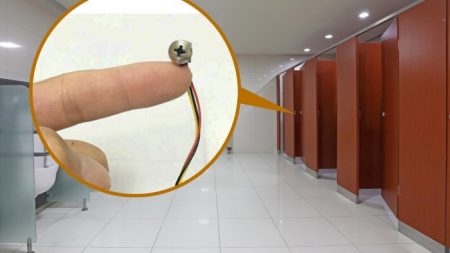 Se você encontrar esses “ganchos” em banheiros públicos, não toque neles, basta ligar para a polícia