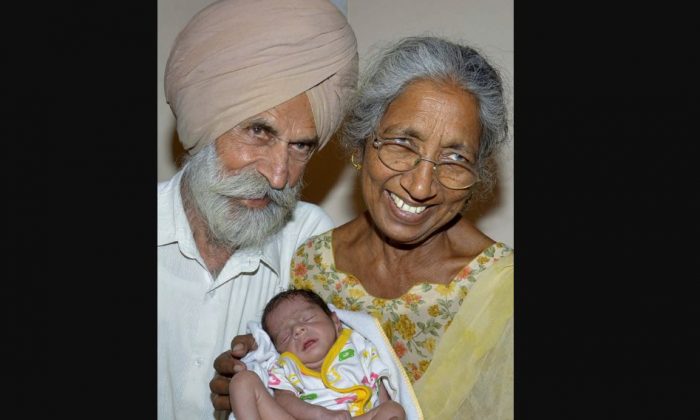 Daljinder Kaur e seu marido, Mohinder Singh Gill, posam para uma foto com o recém-nascido Arman em sua casa em Amritsar, Índia, em 11 de maio de 2016. Kaur tinha mais de 70 anos quando deu à luz em abril, depois de dois anos de tratamento de fertilização in vitro em uma clínica de fertilidade (NARINDER NANU / AFP / GETTY IMAGES)