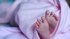 Mamá recibe críticas y amenazas al publicar la mejilla perforada de su bebé, pero revela la verdad