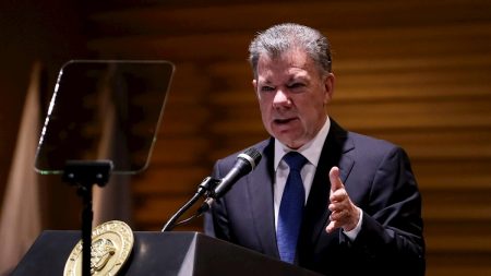 Santos pide cumplir a miembros FARC que siguen la paz y reprimir a desertores