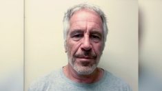 Presentadora de ABC News fue atrapada diciendo que la cadena “aplastó” la historia de Epstein
