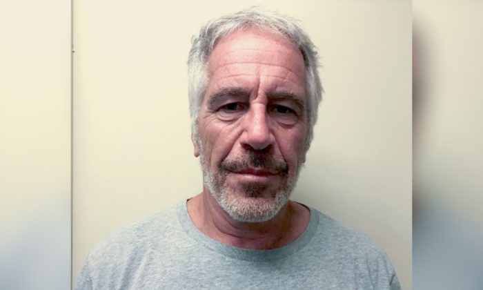Jeffrey Epstein aparece en una foto tomada para el registro de agresores sexuales de la División de Justicia Penal del Estado de Nueva York el 28 de marzo de 2017. (División de Servicios de Justicia Penal del Estado de Nueva York)