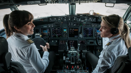 Foto de madre e hija piloteando un Boeing 737 se vuelve viral en redes