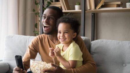 El vídeo de un papá conversando con su bebé mientras ven la TV ha sido visto 55 millones de veces