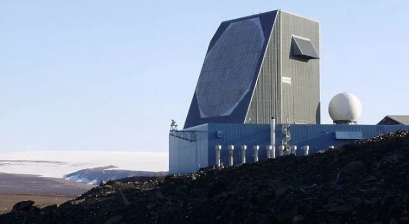 Instalación de un radar de alerta temprana en Thule, Groenlandia. (Fuerza Aérea de los EE.UU.)