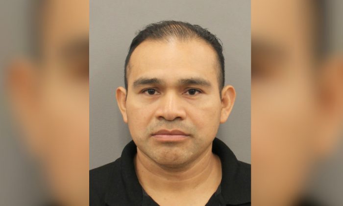 Tomás Mejía Tol, de 42 años, fue acusado de homicidio y de poner en peligro a un niño por presuntamente dejar conducir a su hija de 12 años, lo que resultó en la muerte de un peatón. (Departamento de Policía de Houston)
