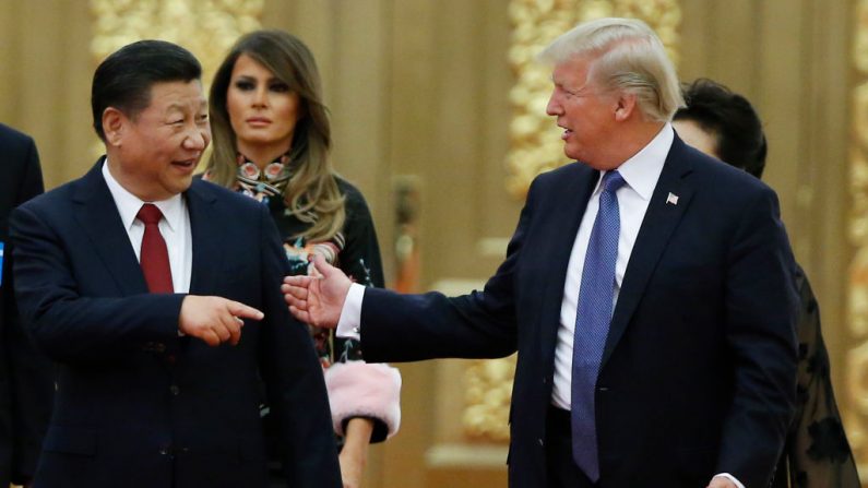 El presidente de los Estados Unidos, Donald Trump, y el líder chino Xi Jinping llegan a una cena de estado en el Gran Salón del Pueblo en Beijing el 9 de noviembre de 2017 (Thomas Peter-Pool/Getty Images)