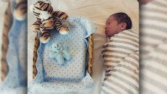 Emotivas fotos de recién nacido junto a las cenizas de su hermano gemelo cautiva corazones en internet