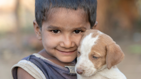 Niño sin hogar cuya única familia es un cachorro capta la atención en redes y así vuelve a la escuela