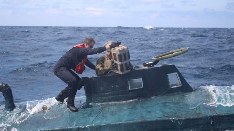 Miembros del equipo de abordaje de la Guardia Costera de Estados Unidos suben a bordo de un supuesto barco de contrabando en septiembre. (Foto de la Guardia Costera de EE.UU.)
