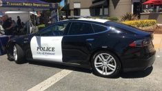 Un Tesla de la Policía se queda sin batería en plena persecución