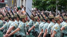 Grupo de militares españoles dejan sus armas en el suelo y se sientan a beber cerveza en un bar