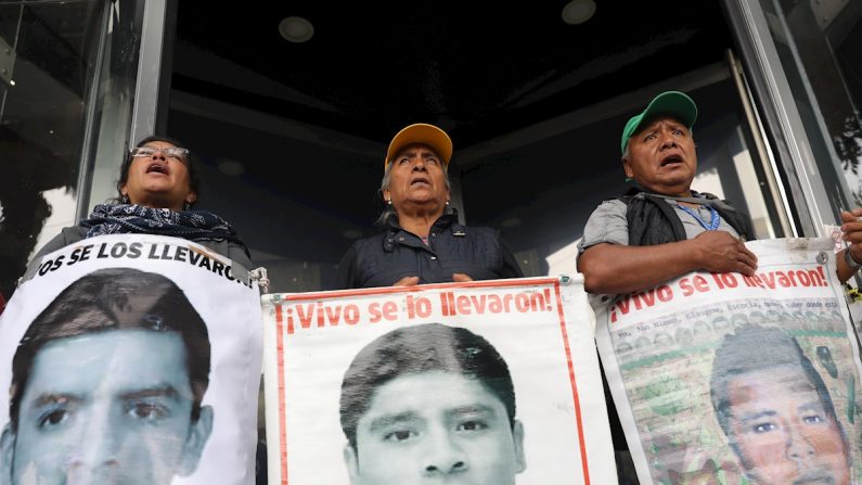 Padres y familiares de algunos de los 43 estudiantes de Ayotzinapa, así como estudiantes de la normal rural Isidro Burgos, encabezan un mitin frente a la sede de la Fiscalía General de la República (FGR), en Ciudad de México (México), el 25 de septiembre de 2019. EFE/ Sáshenka Gutiérrez

