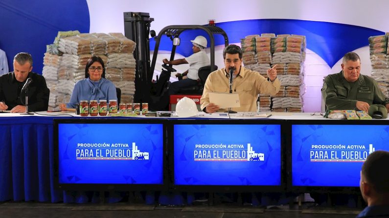 Nicolás Maduro (2-d) junto a funcionarios como el vicepresidente para el Área Economica Tareck El Aissami (i) y la vicepresidenta de la República Bolivariana Delcy Rodríguez (2-i), en Carrizal, estado Miranda (Venezuela). EFE/Prensa Venezuela