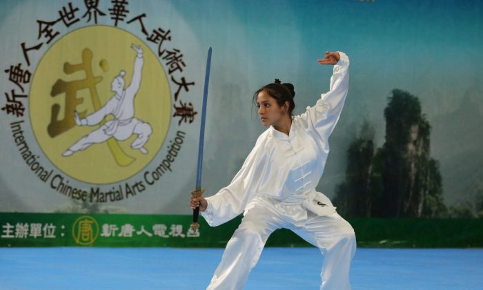 Laura Franco Gómez ganó el Premio de Plata en la División Armada Femenina de la 6º Competencia de Wushu de la Nueva Dinastía Tang. (Zhang Xuehui/La Gran Época)