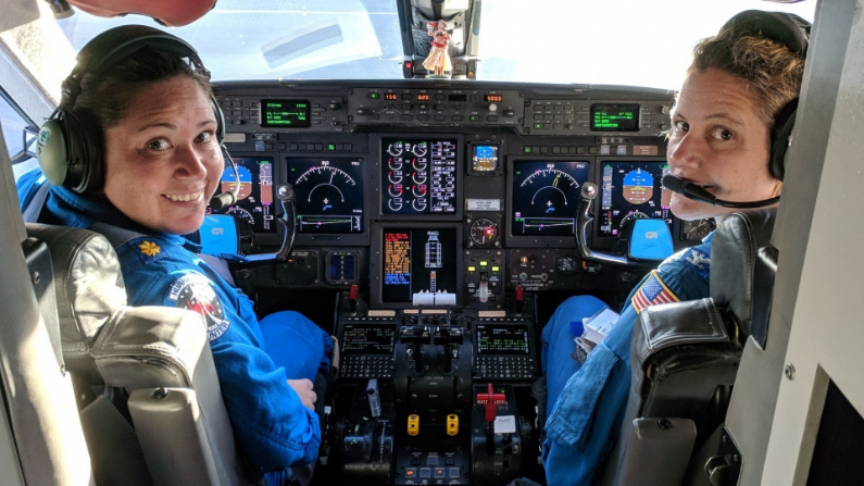 Capitán Kristie Twining (derecha) y la Teniente Comandante Rebecca Waddington en la cubierta de vuelo del avión Gulfstream IV de la NOAA. (NOA- Oficina de la Marina y Operaciones de Aviación)