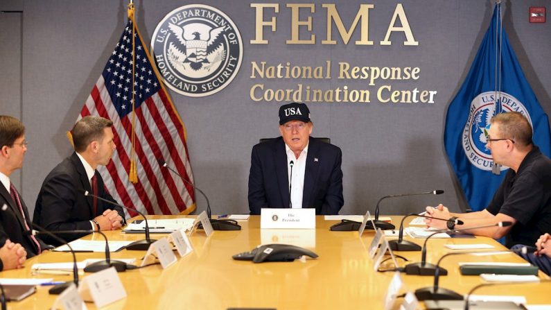 El Presidente de Estados Unidos, Donald J. Trump, asiste a una sesión informativa sobre el huracán Dorian en la sede de FEMA, en Washington, DC, EE.UU. EFE/EPA/Martin H. Simon / POOL
