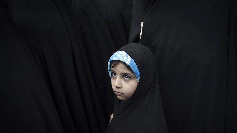 Uma garota iraniana em Teerã em 11 de abril de 2011 (BEHROUZ MEHRI / AFP / Getty Images)