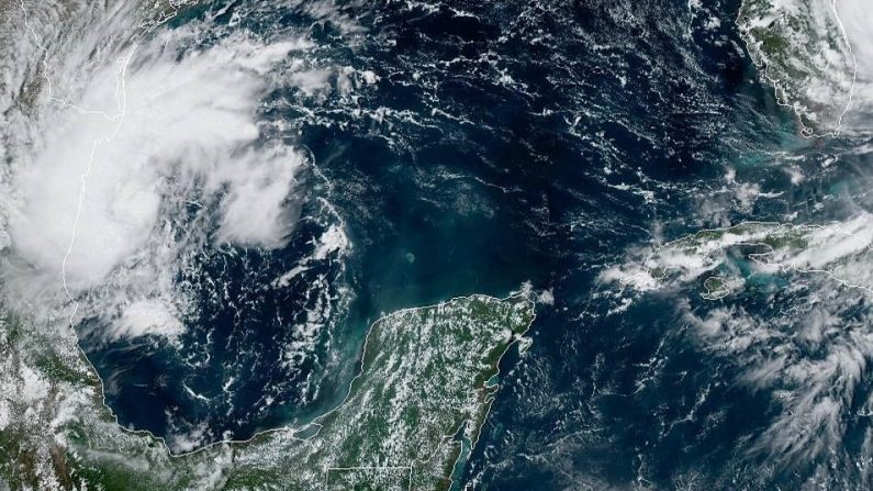 Fotografía tomada a las 15.11 horas locales cedida este martes por la Administración Nacional Oceánica y Atmosférica (NOAA) por vía del Centro Nacional de Huracanes (NHC) donde se muestra la tormenta tropical Fernando por el Golfo de México. EFE/NOAA-STAR/NHC

