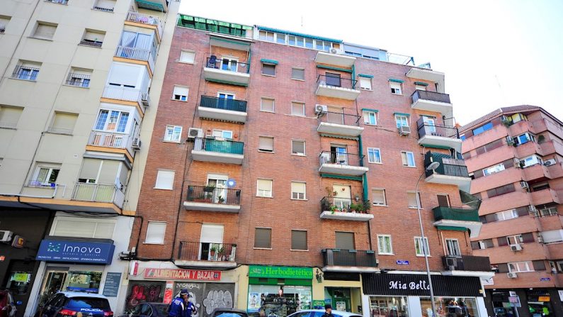 Vista del edificio del barrio madrileño de Tetuán,en el que una mujer de 44 años y su hija de 2 años se han precipitado desde el balcón de un segundo piso. EFE/Diego Pérez Cabeza
