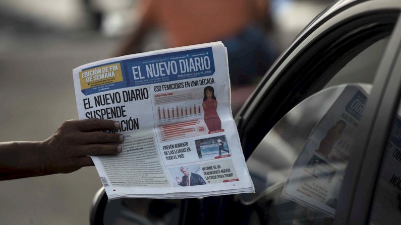 Un voceador ambulante ofrece la última edición del periódico El Nuevo Diario el 27 de septiembre de 2019, en una calle de Managua (Nicaragua). EFE/Jorge Torres
