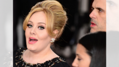 Adele se disfraza para jugarle una broma a sus imitadoras y cuando la descubren quedan boquiabiertas