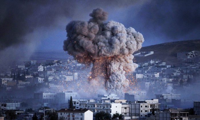 Foto de archivo que muestra una explosión en la ciudad siria de Kobani durante un atentado suicida con coche bomba perpetrado por terroristas de ISIS el 20 de octubre de 2014. (Gokhan Sahin/Getty Images)