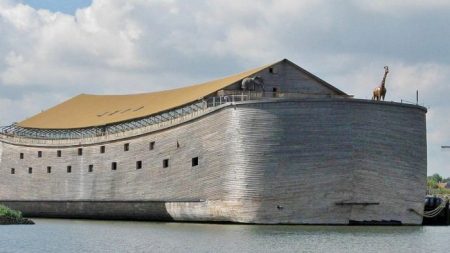 Réplica da Arca de Noé planeja navegar para Israel e depois para o Brasil