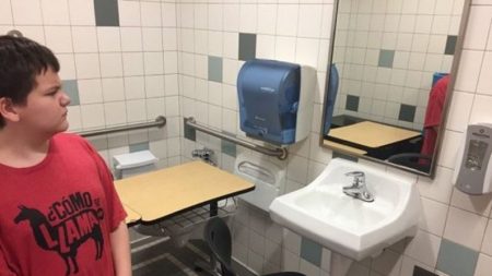 Carteira de garoto de 11 anos com necessidades especiais é transferida para banheiro por ser «espaço silencioso»