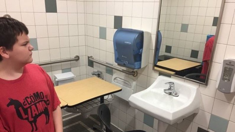 Aluno com necessidades especiais mudou-se para o banheiro na Whatcom Middle School (Foto cortesia de Danielle Goodwin)