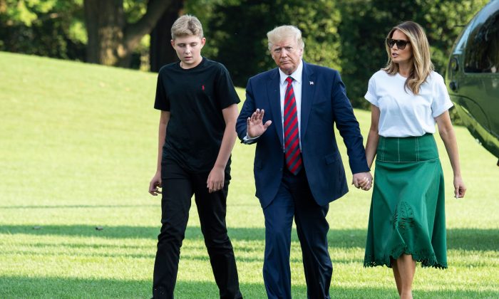 El presidente Donald Trump (C), la primera dama Melania Trump (der) y su hijo Barron Trump (izq) regresan a la Casa Blanca después de pasar dos semanas en el club de golf de Trump en Nueva Jersey el 18 de agosto de 2019. (Eric Baradat/AFP/Getty Images)