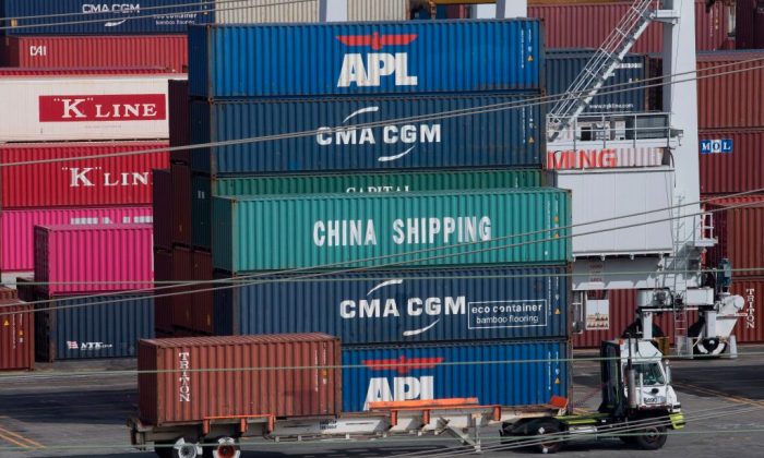 Um caminhão passa transportando contêineres no porto de Los Angeles, depois que novas tarifas sobre importações chinesas foram impostas pelo presidente Trump, em Long Beach, Califórnia, em 1 de setembro de 2019 (MARK RALSTON / AFP / Getty Images)