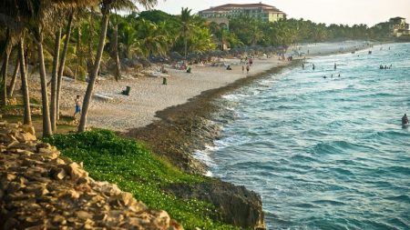 Regime comunista impede que cubanos frequentem praia de Cuba junto com turistas (Vídeo)